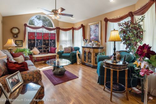 28 Winding River Rd, Lakewood NJ  08701-5733 exterior