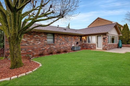 5017 Dolores Dr, Pittsburgh, PA 15227-3601