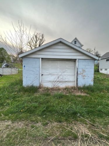 709 Wylie Ave, Jeannette, PA 15644-2652