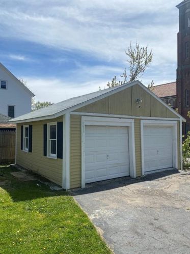 127 3rd Ave, Woonsocket RI  02895-4063 exterior