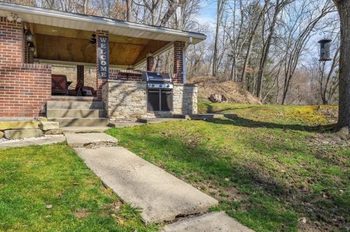 2040 Spooky Hollow Rd, New Kensington, PA 15068-8707
