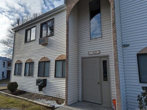32 Scarborough Ln, New Hamburg, NY 12590-5152