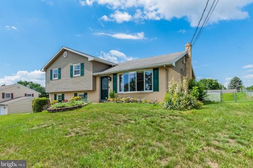 12 Hillcrest Rd, West Enola, PA 17025-2616