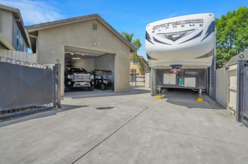 1305 Oak Leaf Cir, Valley Home CA 95361-2769 exterior