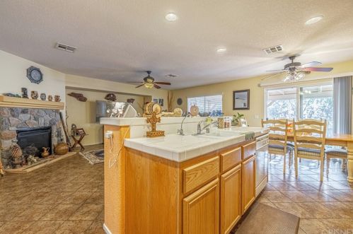 45541 Robinson Dr, Lancaster, CA 93535-2263