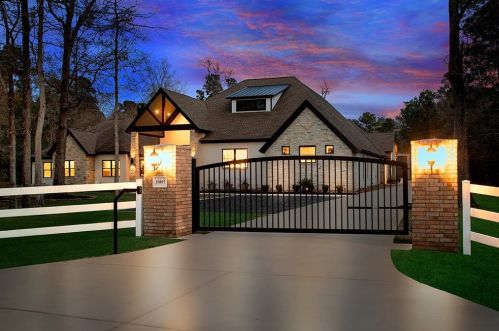 10897 Lake Forest Dr, Conroe, TX 77384-3247