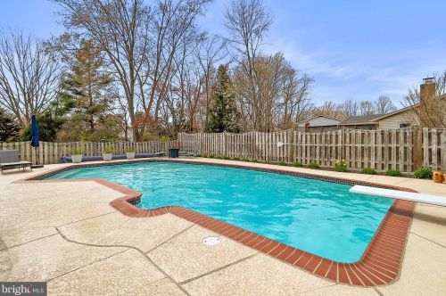 7128 Red Horse Tavern Ln, Springfield VA  22153-1404 exterior