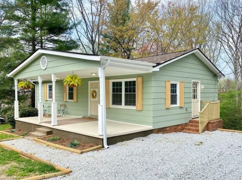 208 Eleanor Ave, Mount Airy, NC 27030-9309