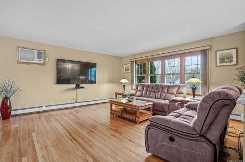 16 Vorndran Dr, New Hamburg NY  12590-4517 exterior