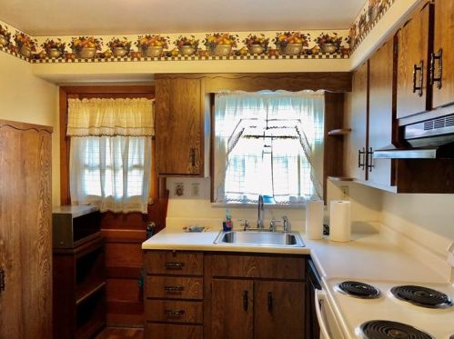 1742 Fairmont Dr, New Kensington, PA 15068-5225