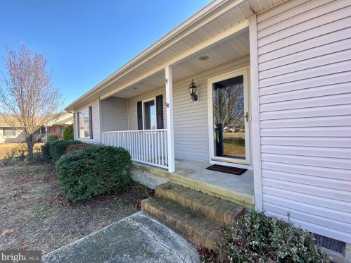 508 Matthews Cir, Slaughter Beach, DE 19963-2125