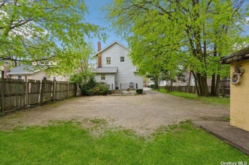 24 Pulaski Rd, Huntington Station NY  11746-1622 exterior