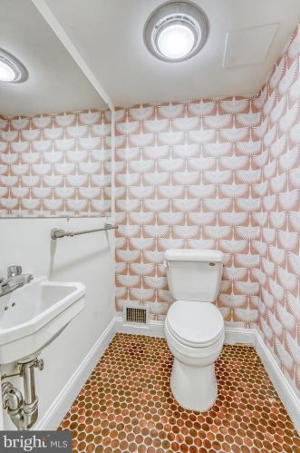 3073 Cleveland Ave, Washington DC 20008-3450 exterior