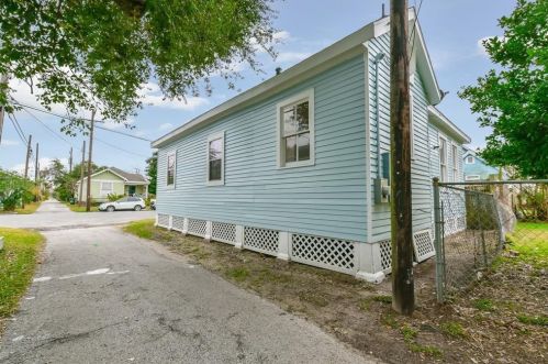 2015 37th St, Galveston, TX 77550-7546