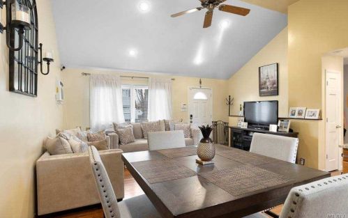 32 Leibrock Ave, North Lindenhurst NY 11757-1825 exterior