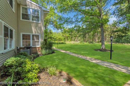 31 Quince Ct, Tinton Falls, NJ 07701-6783