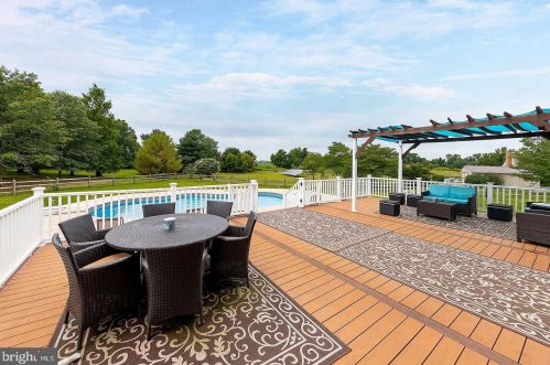 1 Helen Lois Ct, Pilesgrove NJ  08098-2639 exterior