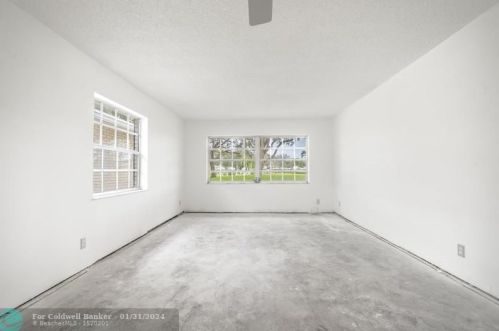 10121 43rd Dr, Boynton Beach, FL 33436-4228