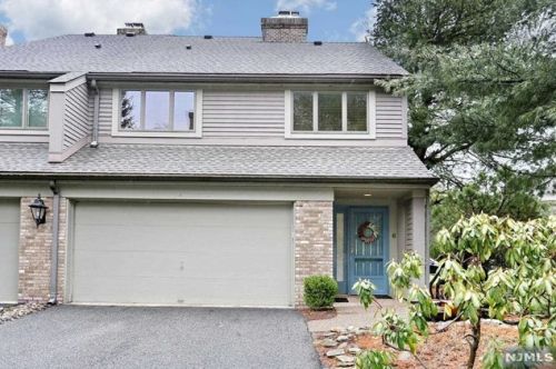 6 Sandburg Ct, Mahwah, NJ 07430-3167
