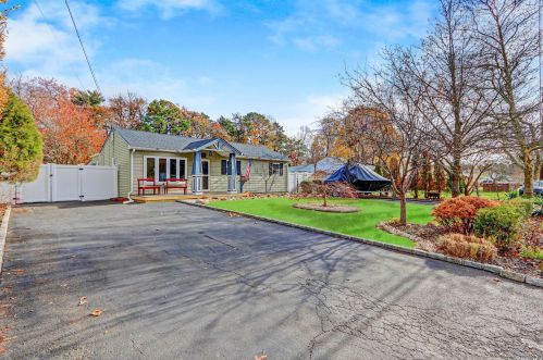 1537 Thompson Dr, Bayshore, NY 11706-1326