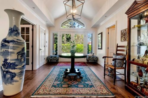 5042 Encino Ave, Van Nuys, CA 91316-2520