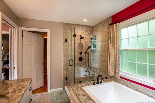 379 Glenwood Avenue Ext, Waterford CT  06385-3808 exterior