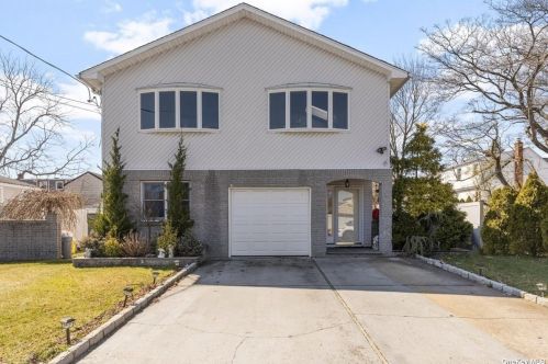 115 3rd St, Bethpage, NY 11714-2105