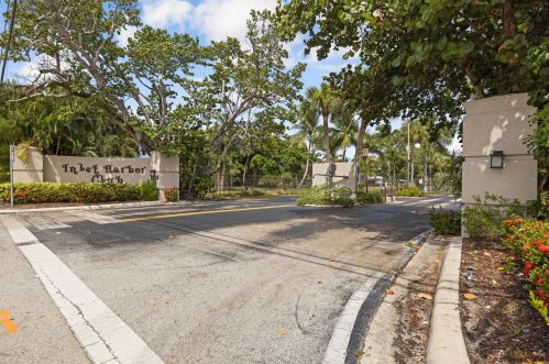 2424 Federal Hwy, Boynton Beach FL  33435-2453 exterior