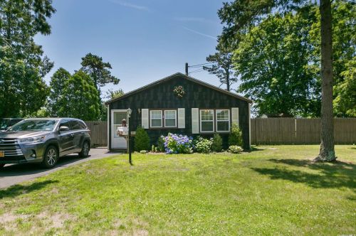 526 Nicolls Rd, Deer Park, NY 11729-3212