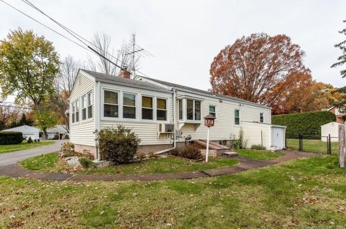 98 Ballfall Rd, Middletown CT  06457-2328 exterior
