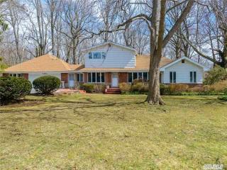 24 Wildwood Ln, East Hills, NY 11548-1133