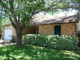 1913 Nevada St, San Marcos TX  78666-2236 exterior