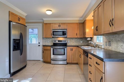 1898 Manor Ridge Dr, Lancaster PA  17603-4447 exterior