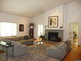 5 Danbury Ct, Albany, NY 12205-3610
