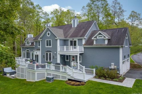 8 Brittany Ct, Chappaqua, NY 10514-3039