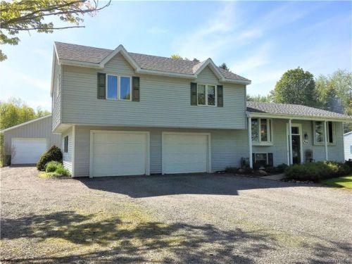 846 Blossom Lea Dr, Townline, NY 14004-8833