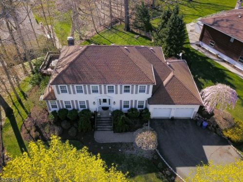 560 Lynne Dr, Greystone Park, NJ 07950-3336