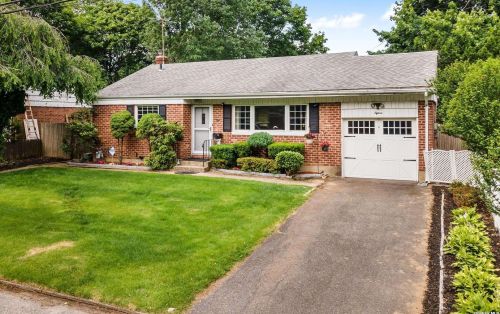 15 Grayley Pl, Huntington Station NY  11746-3111 exterior