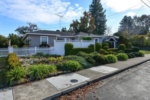 2020 Slater St, Santa Rosa, CA 95404-2426