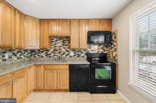 2356 Horseferry Ct, Herndon VA 20191-2733 exterior