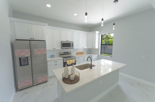 800 2nd St, Cape Coral, FL 33991-1511