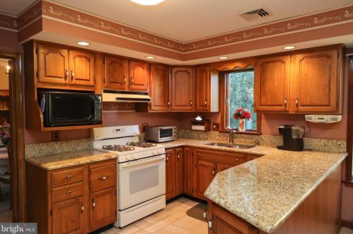 1922 Stirling Dr, Lansdale, PA 19446-5560