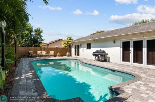 19621 58 Ave, Hialeah FL  33015-4909 exterior