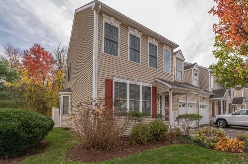 34 Fieldstone Ct, North Haven, CT 06473-2892