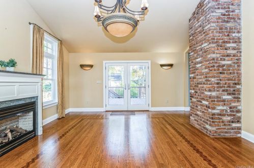 215 Locust Rd, Pleasantville NY  10570-3723 exterior