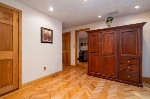 258 Shore Dr, Salem NH  03079-1694 exterior