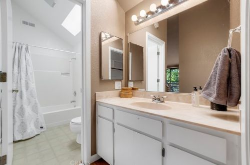 8 Alameda Park Cir, Chico CA 95928-4174 exterior