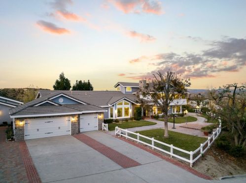 26945 Brooken Ave, Santa Clarita CA  91387-3904 exterior
