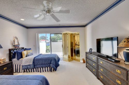 28 Glens Dr, Boynton Beach FL  33436-6207 exterior