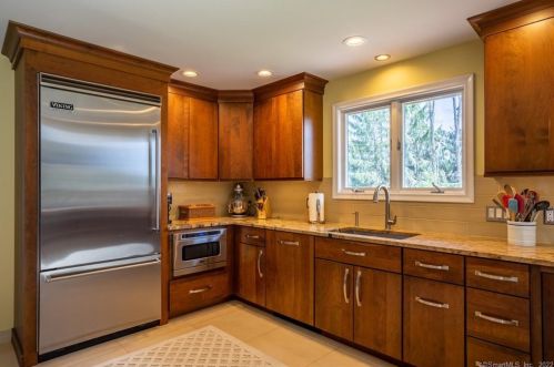 9 Stuart Dr, Bloomfield CT 06002-1524 exterior